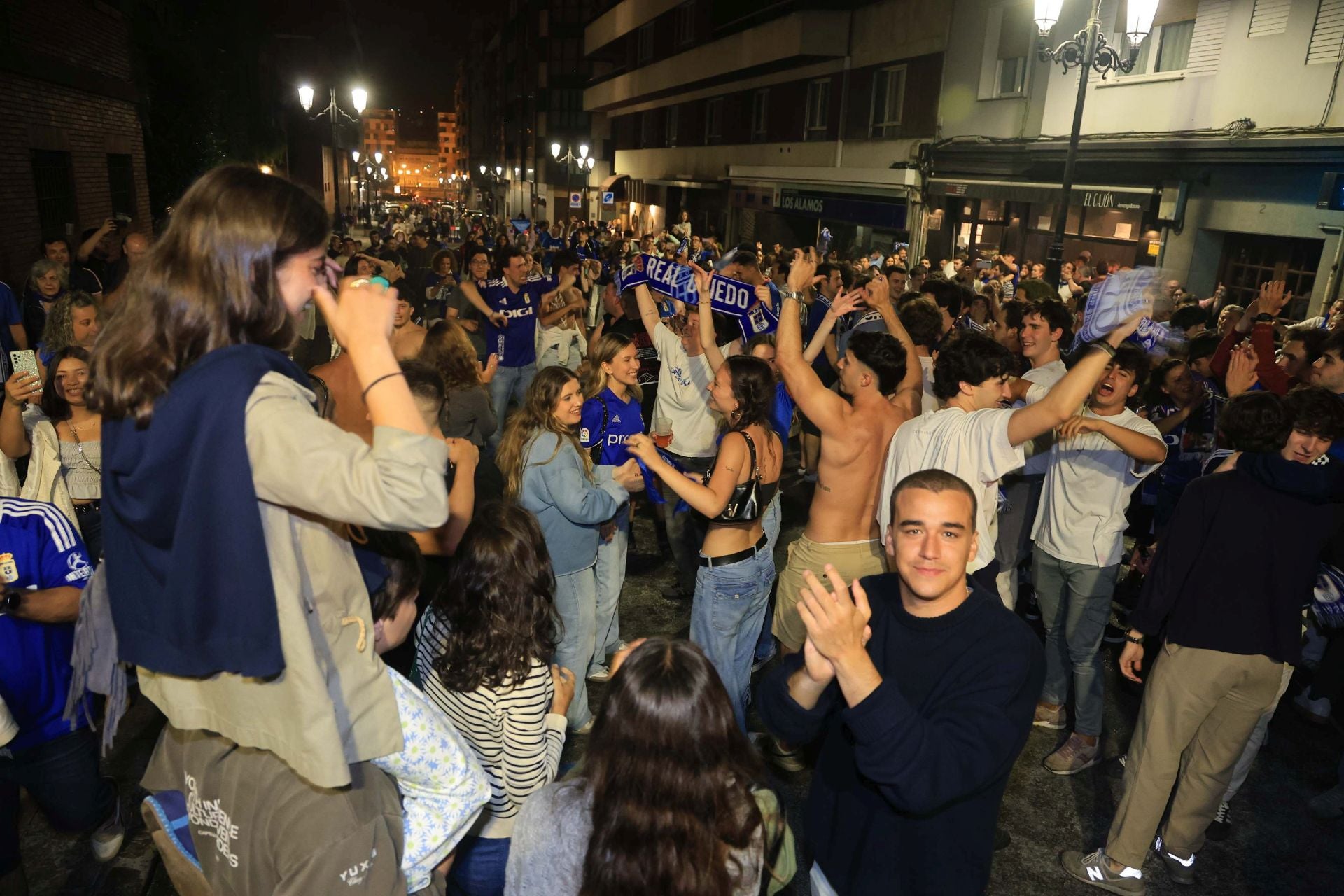 Locura y celebración en Oviedo por volver a Primera