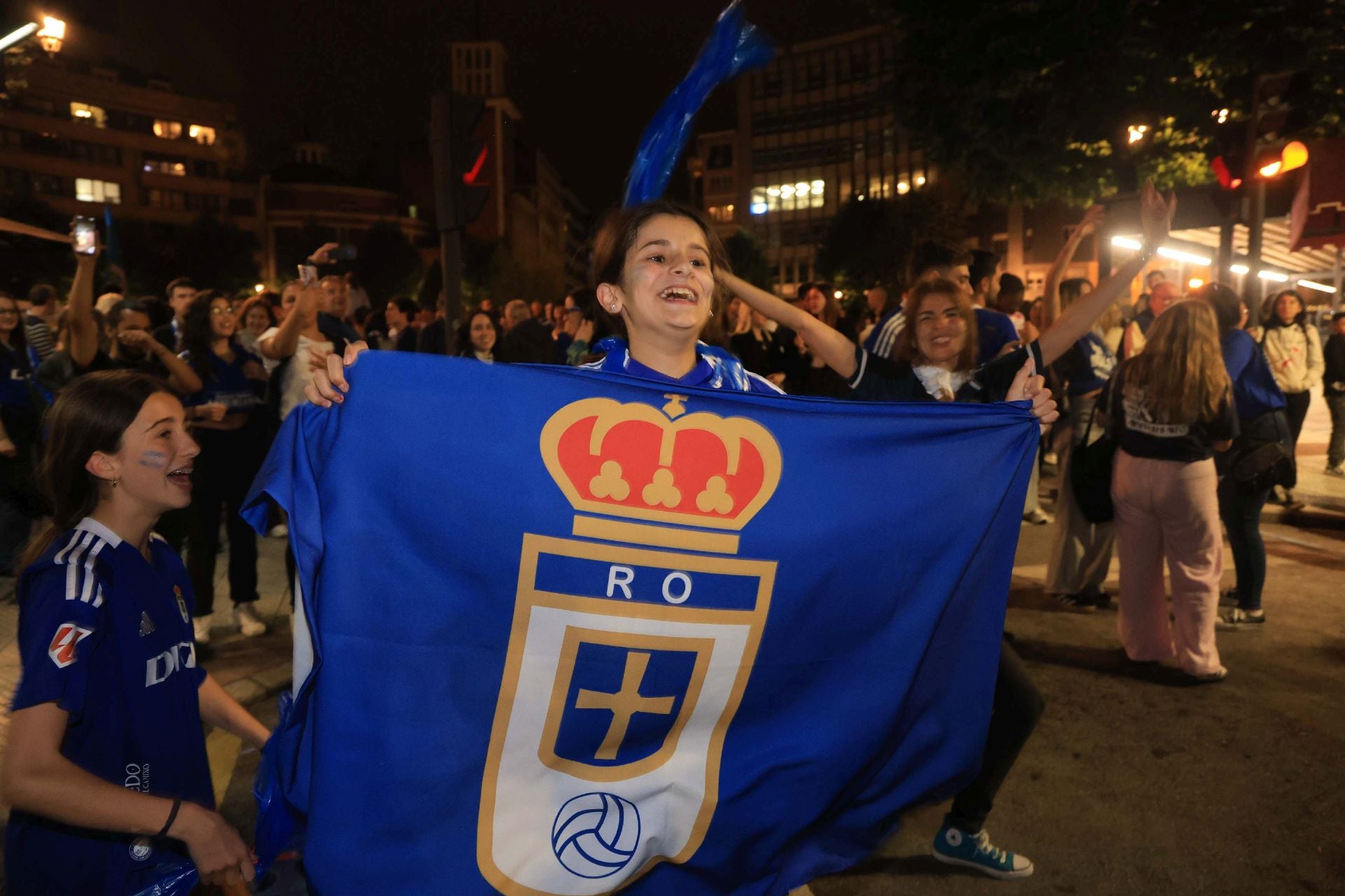 Locura y celebración en Oviedo por volver a Primera