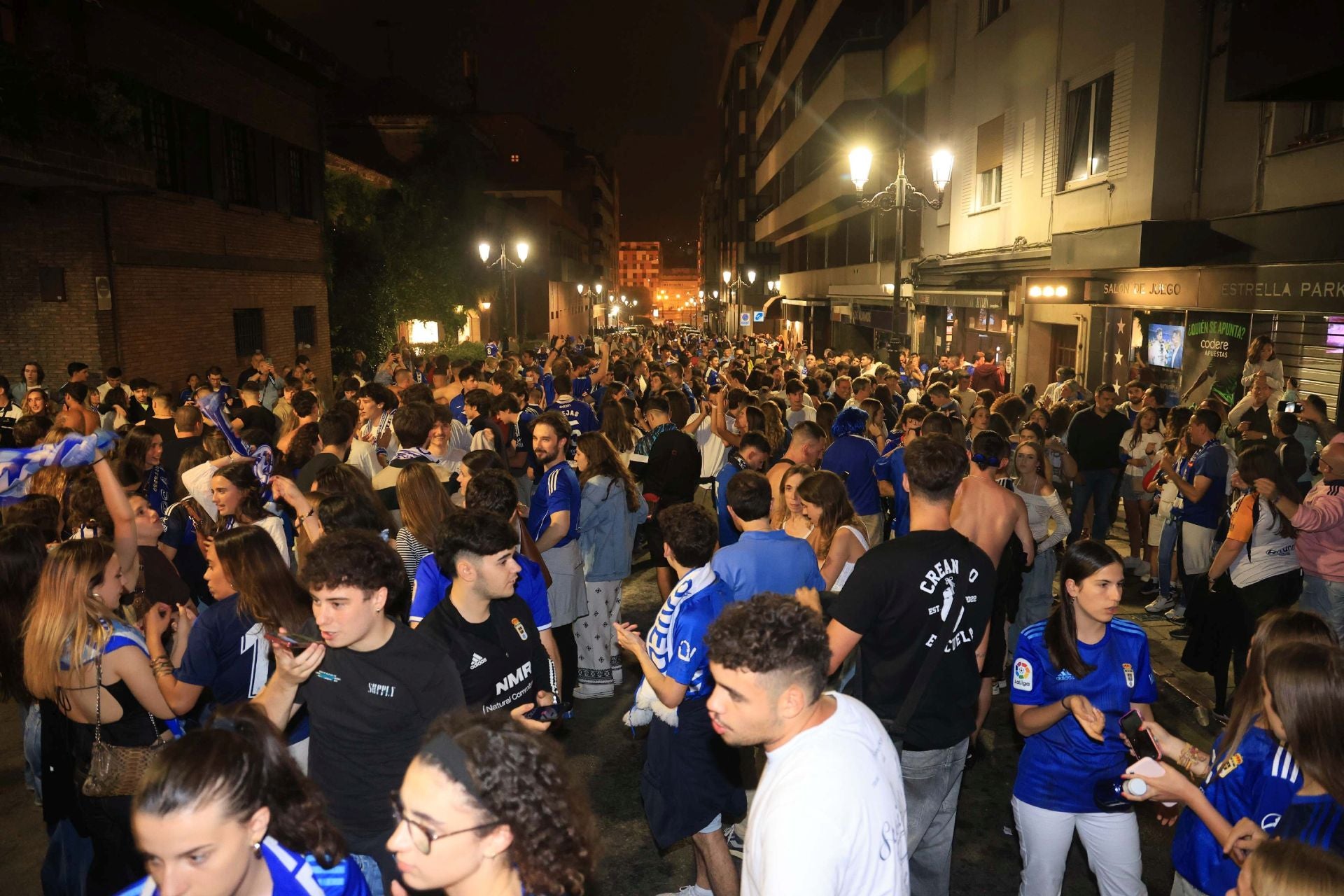 Locura y celebración en Oviedo por volver a Primera