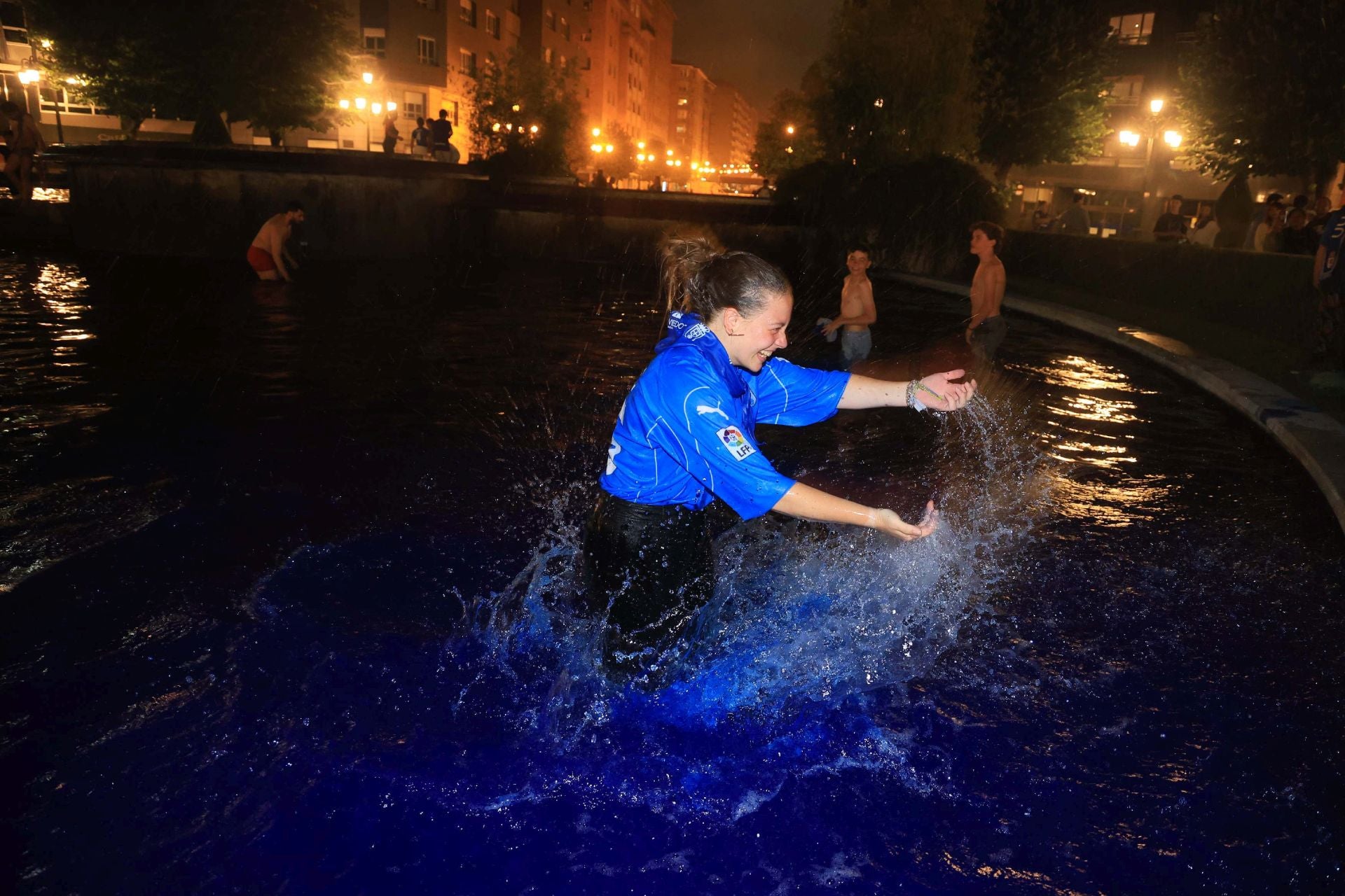 Locura y celebración en Oviedo por volver a Primera
