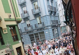 La multitudinaria procesión de La Custodia por las calles de Gijón.