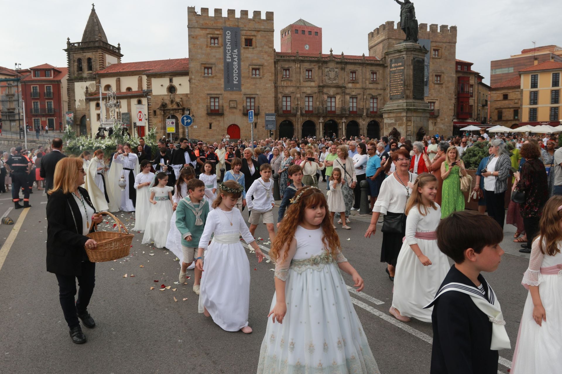 Gijón celebra la tradicional procesión del Corpus Christi