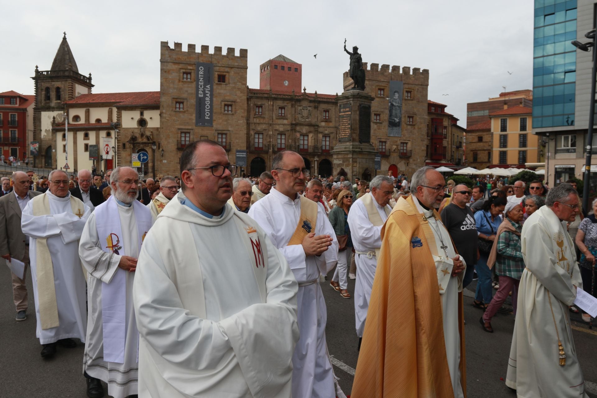 Gijón celebra la tradicional procesión del Corpus Christi