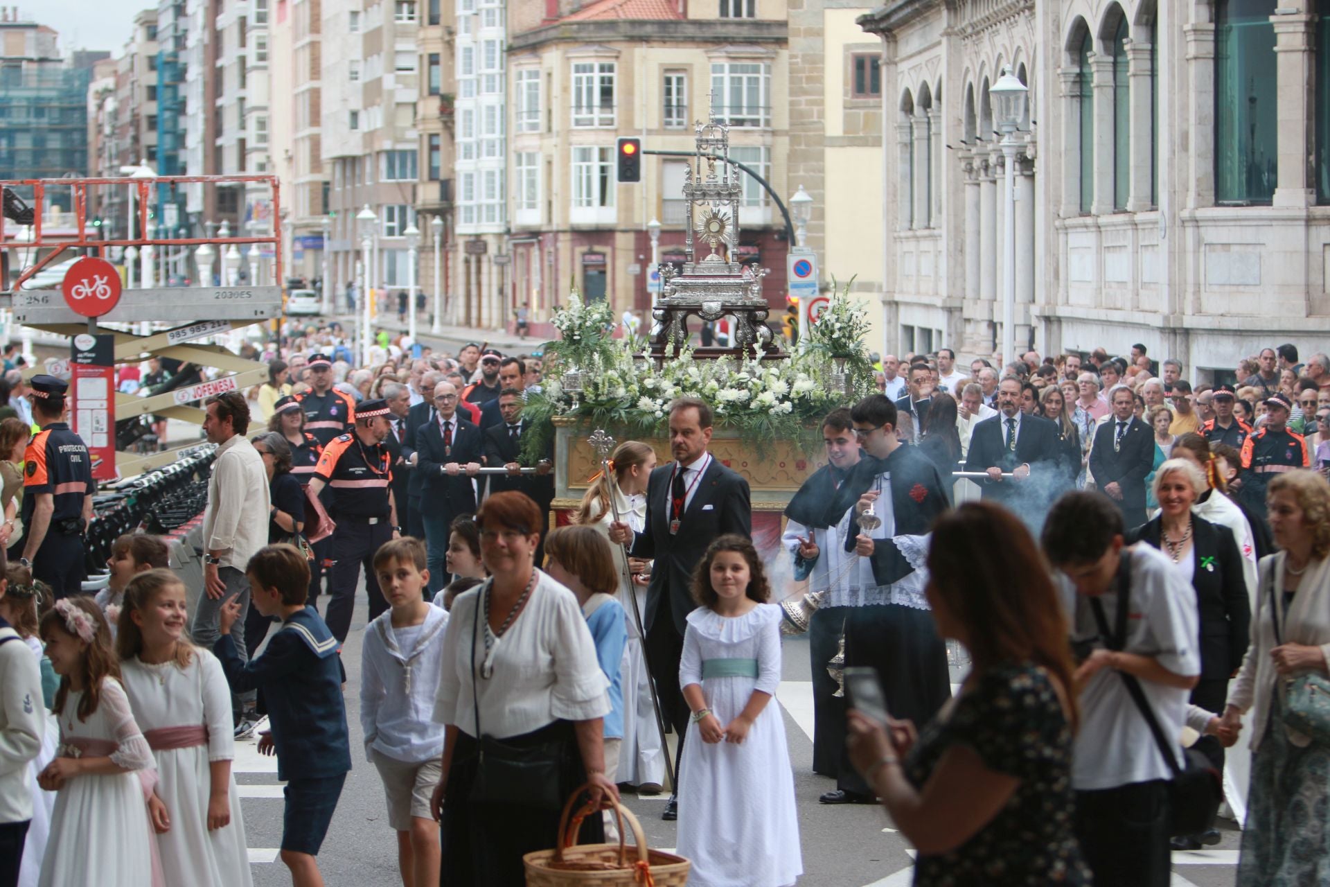 Gijón celebra la tradicional procesión del Corpus Christi