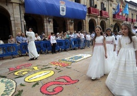 Un grupo de niñas de Primera Comunión caminan sobre la manta de flores en honor al Real Oviedo, realizado por mujeres de Castropol ante San Isidoro.
