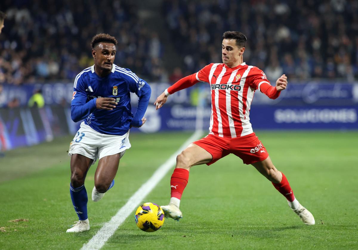 Hassan y Gaspar Campos, en el último derbi en el Tartiere.