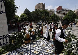 Coros y danzas Jovellanos enramando la fuente de Begoña.