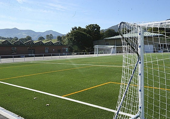 El campo de hierba sintética de Nava, el día de su inauguración.