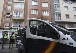Varios agentes de la Policía Nacional se encuentran en el barrio de La Arena.