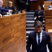 Álvaro Queipo abandona el atril del Parlamento asturiano mientras Adrián Barbón le sigue