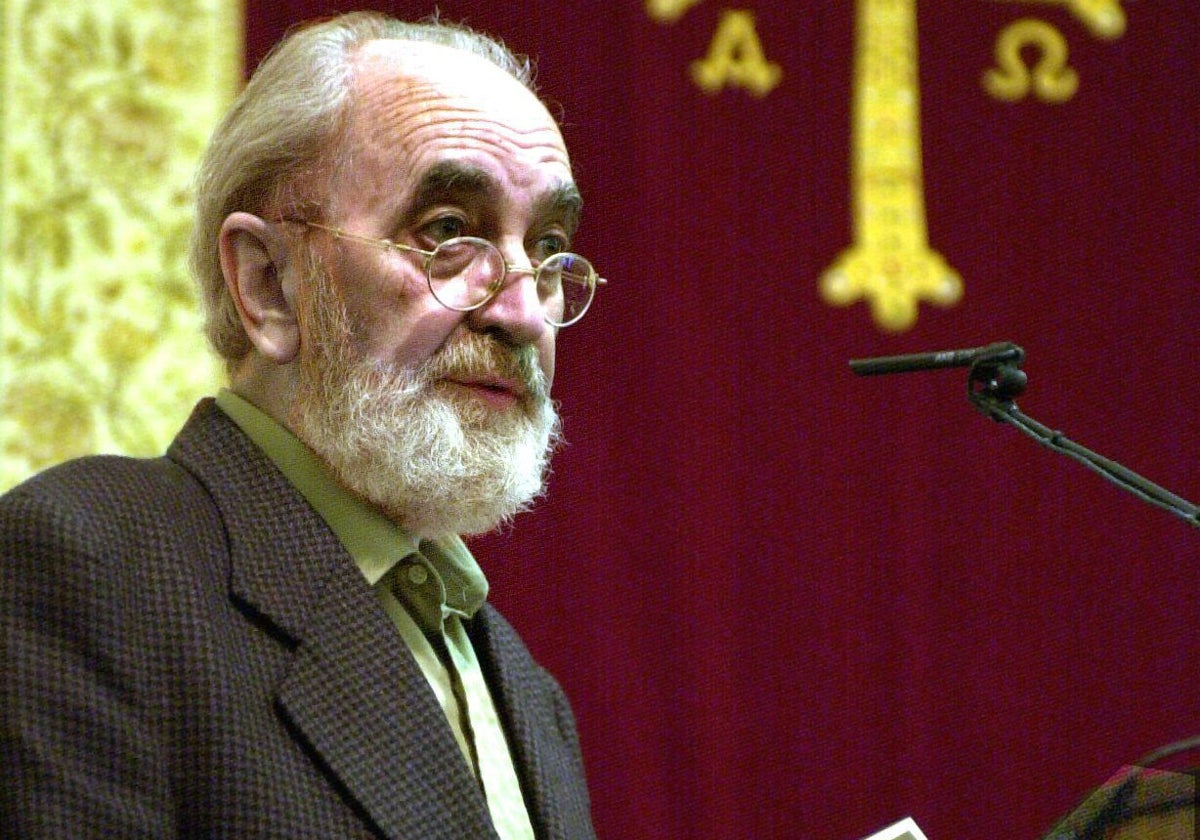 El poeta Angel González, en una imagen de archivo.