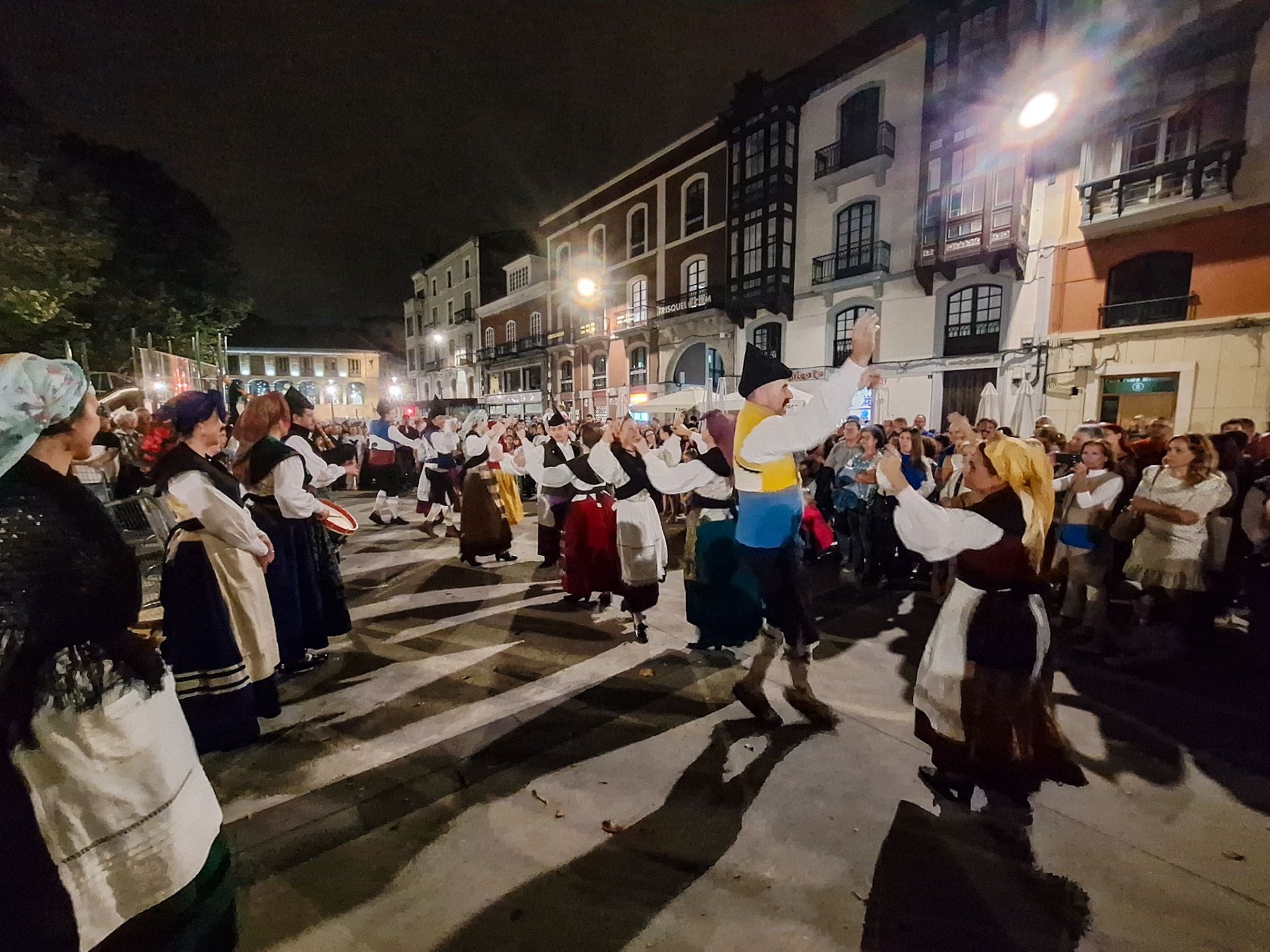 Las hogueras de San Juan iluminan la noche por toda Asturias