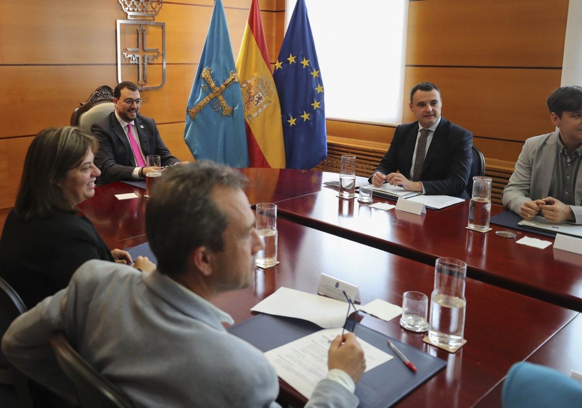 Adrián Barbón preside la reunión del Consejo de Gobierno.