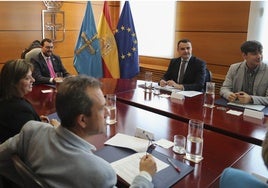 Adrián Barbón preside la reunión del Consejo de Gobierno.