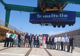 Delegación asturiana en el puerto de Valencia, ante el puente grúa que coge los semirremolques llegados en barco desde Italia y los carga en los vagones del tren a Madrid.