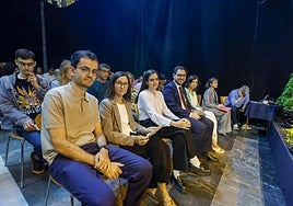 La familia de Julián Pascual: su hijo, Pablo Pascual; su mujer, Ángeles Cobo y Ana Pascual junto al director general de Alcaldía de Gijón, Jaime Fernánez-Paíno y la concejala de Cultura, Montserrat López Moro.