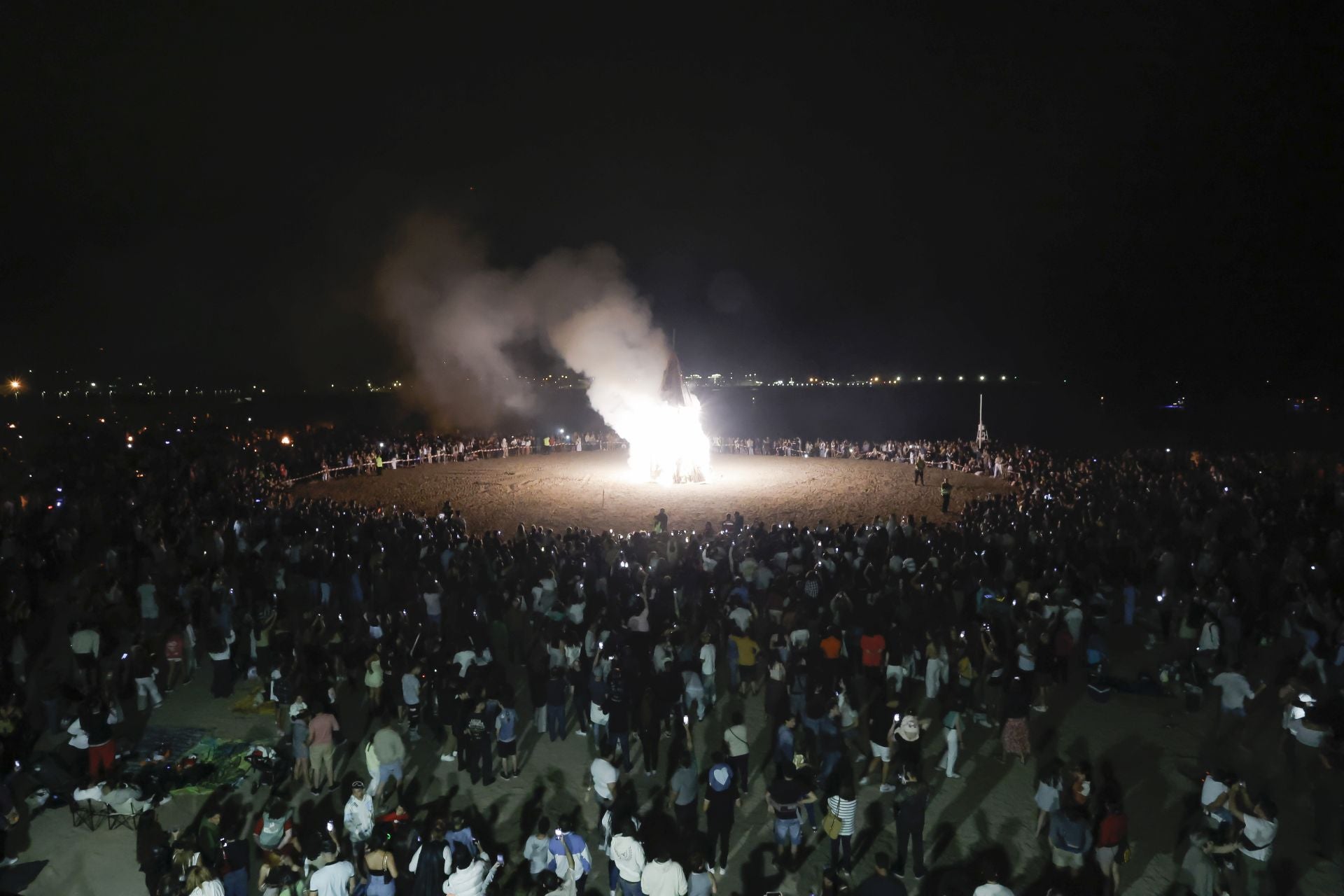 El fuego purifica Gijón en la noche de San Juan