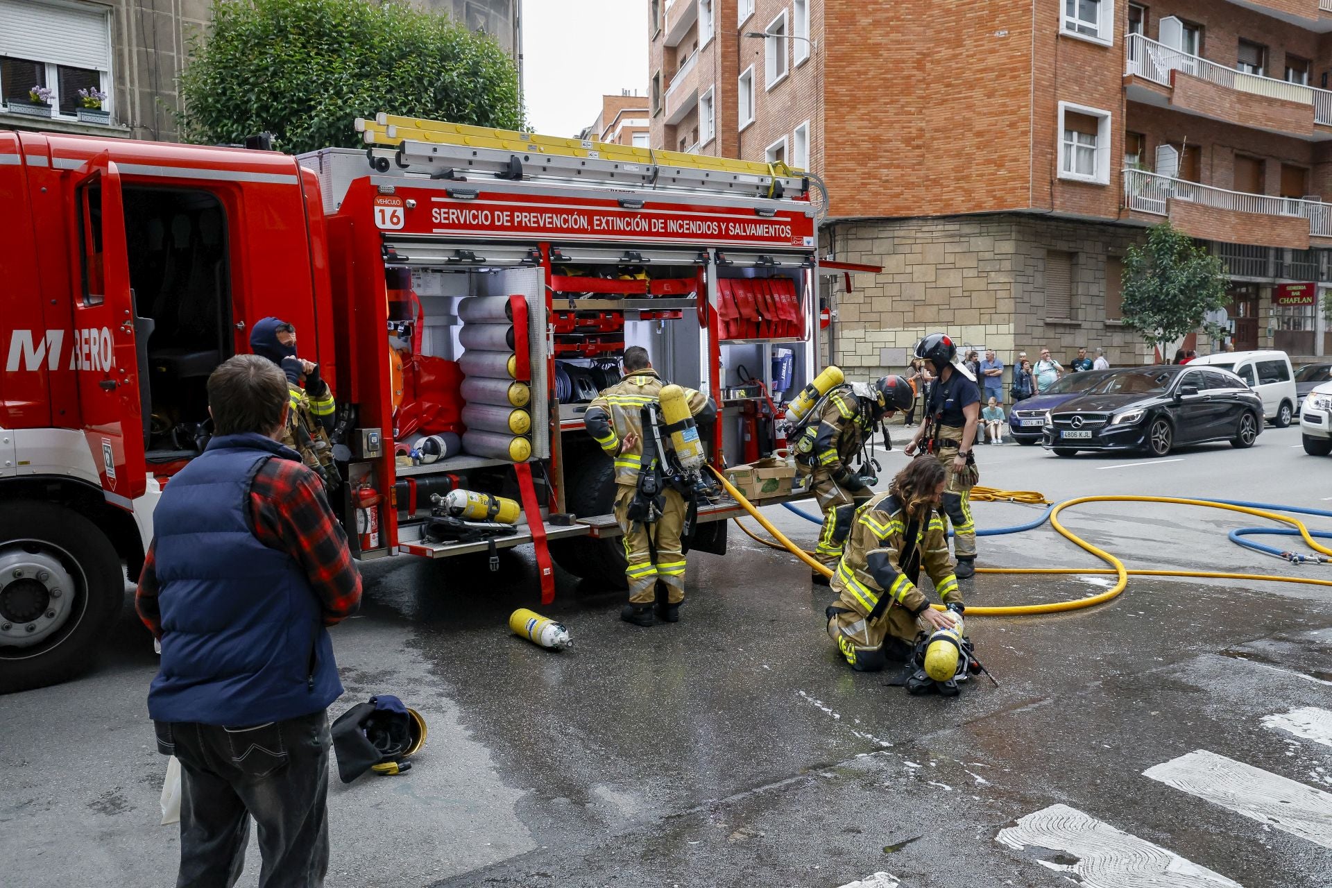 Se reactiva el incendio del restaurante-vinatería El Quinto de Gijón