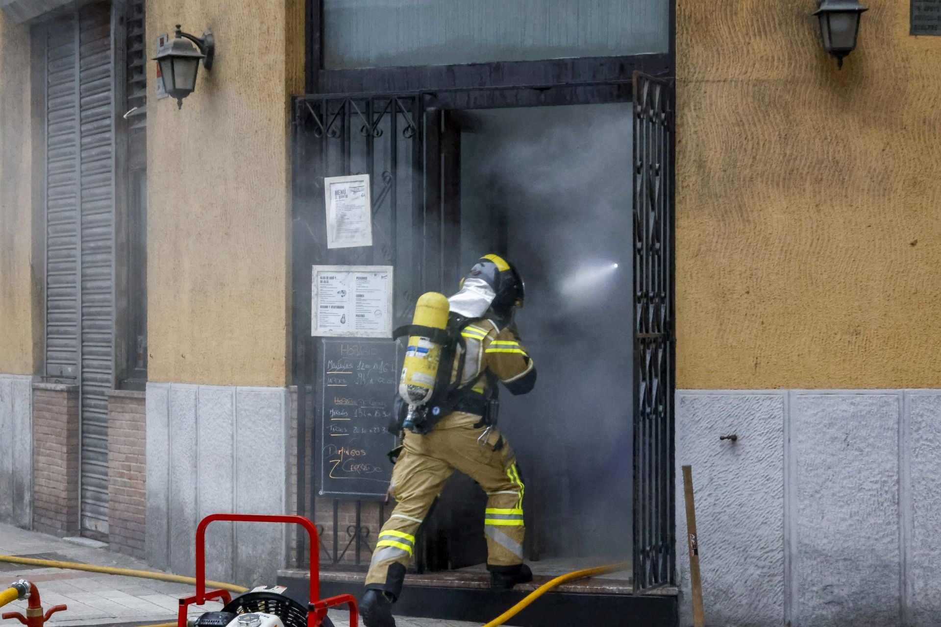 Se reactiva el incendio del restaurante-vinatería El Quinto de Gijón