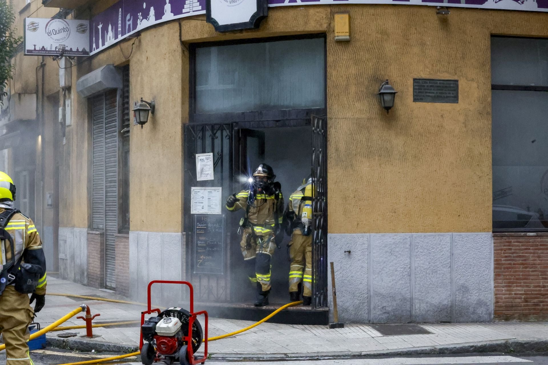 Se reactiva el incendio del restaurante-vinatería El Quinto de Gijón
