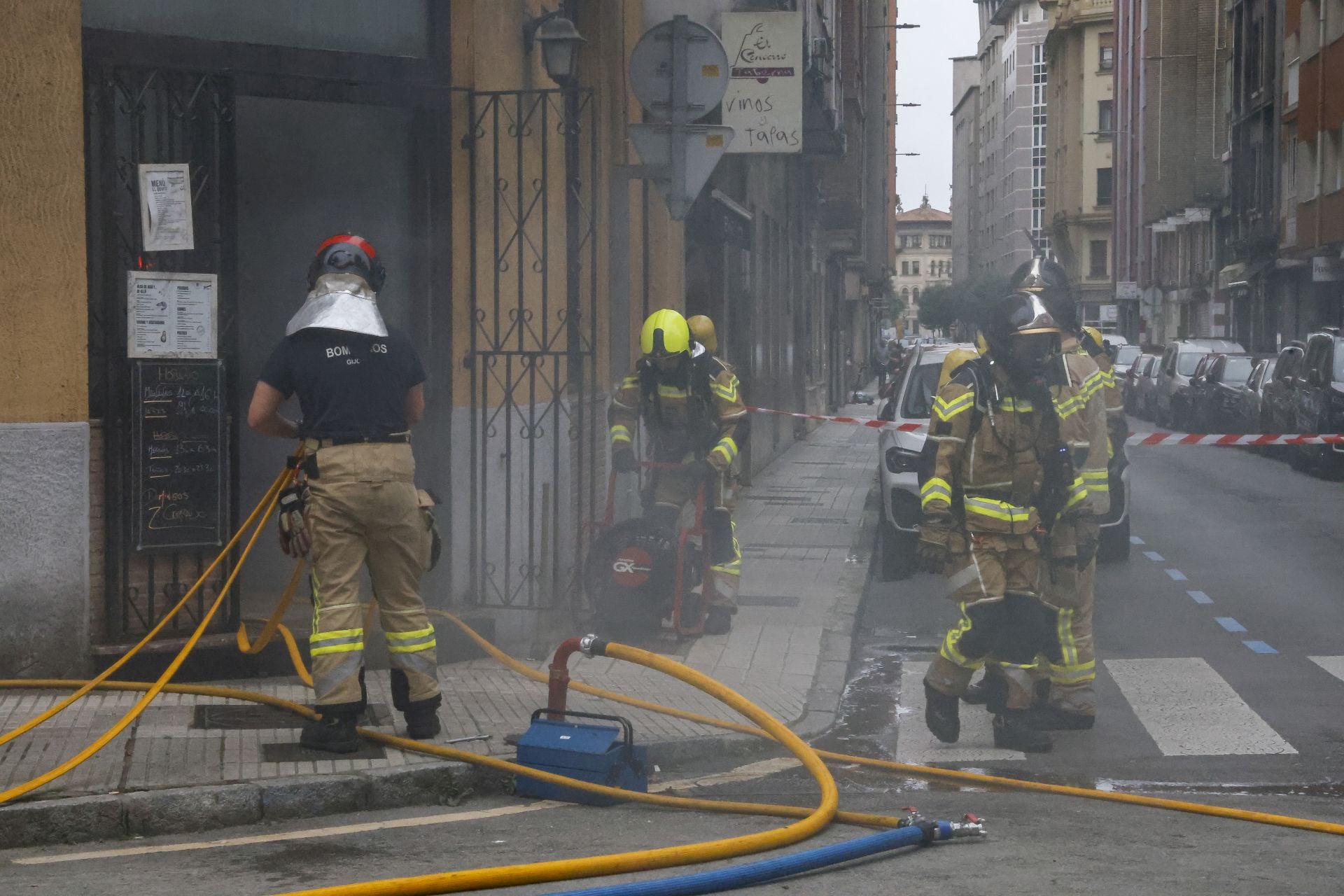 Se reactiva el incendio del restaurante-vinatería El Quinto de Gijón