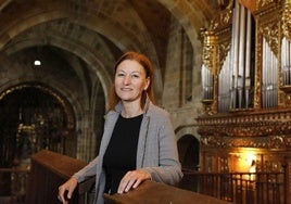 Susana G. Lastra, delante del órgano de Valdediós.