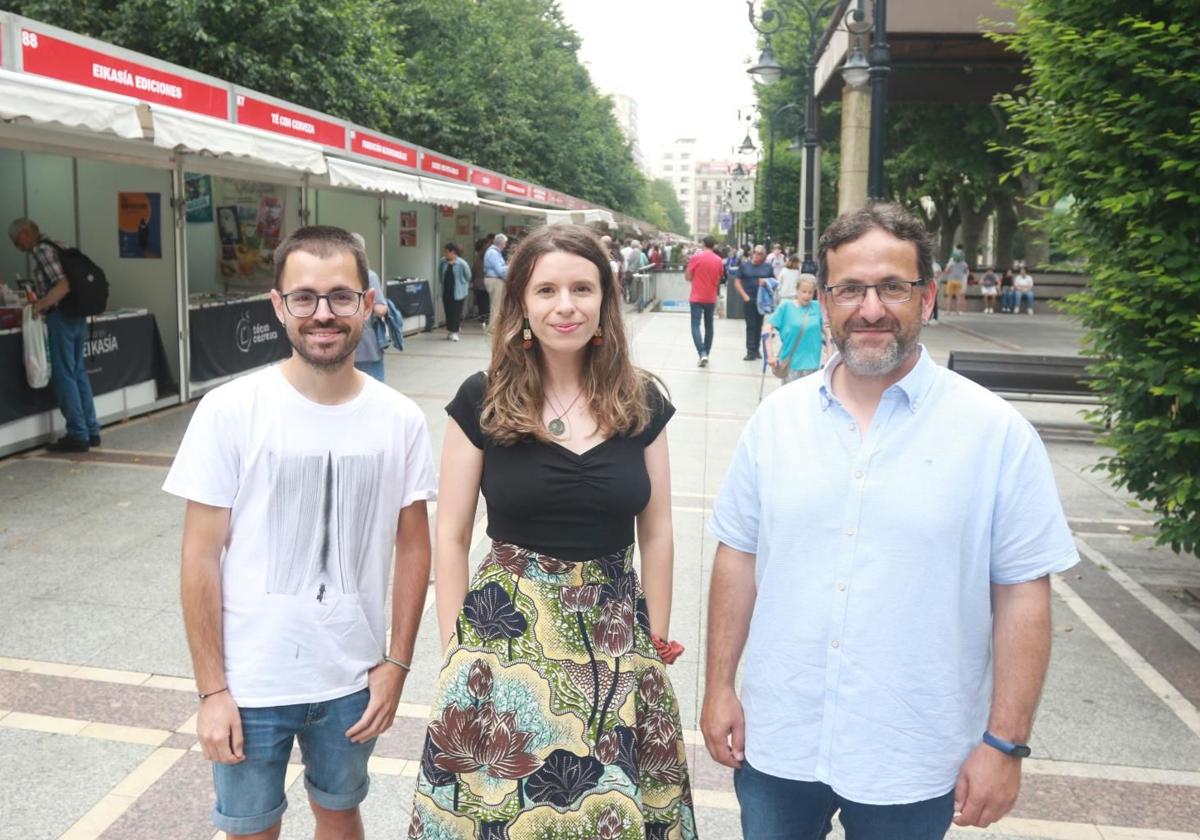 Los escritores Pelayo Olái, Marina Pangua y Pablo Rodríguez en la Feria del Libro de Xixón.