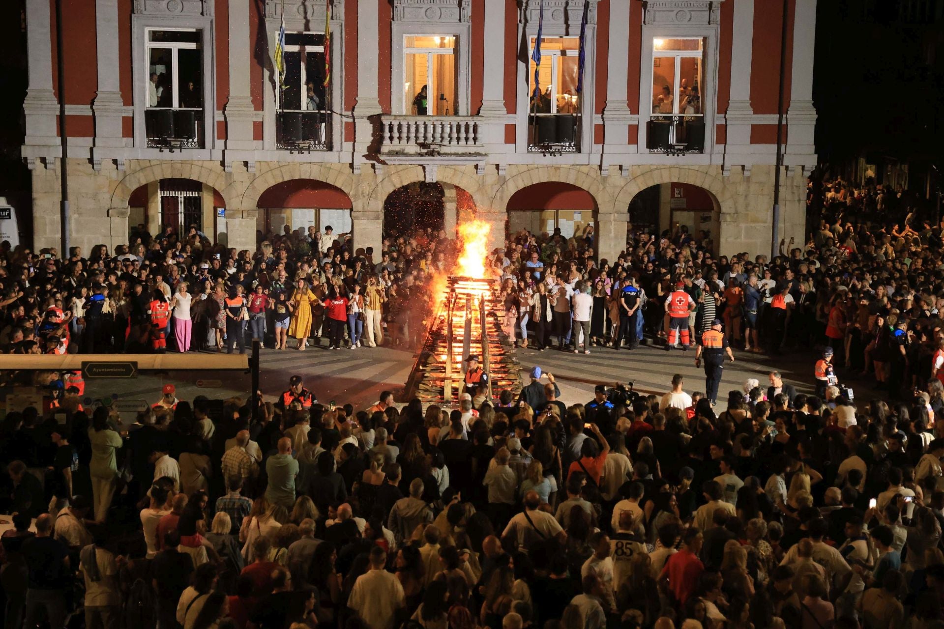 Las hogueras de San Juan iluminan la noche por toda Asturias