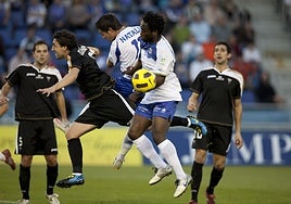 Natalio, capitán del Real Avilés, en un partido entre el Tenerife y el Albacete en el Heliodoro Rodríguez López en 2011.