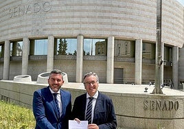 Antonio Luengo, portavoz del PP en la Comisión de Agricultura, y el senador gijonés Pablo González, con el texto de la moción, ante la sede del Senado.