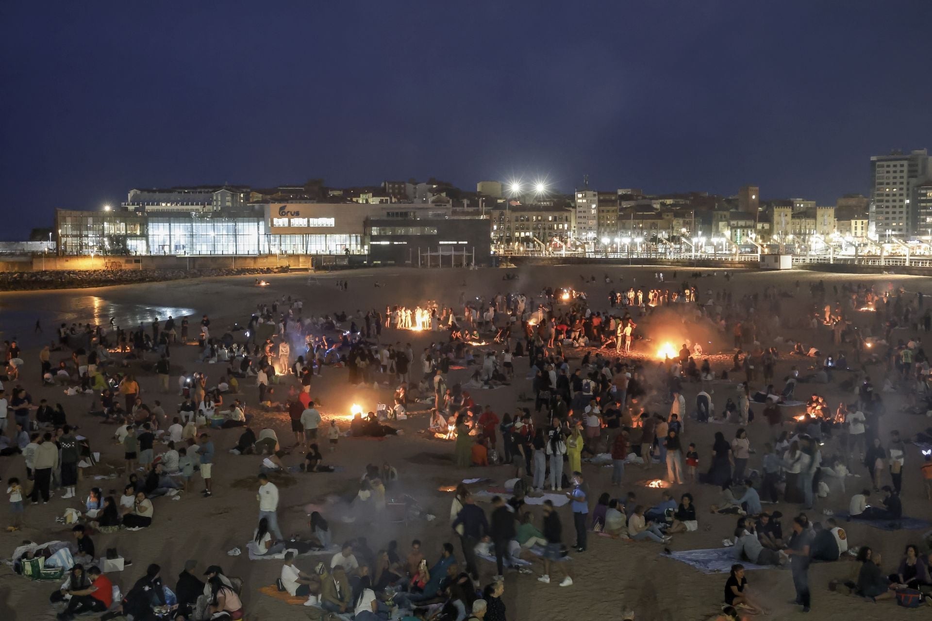 El fuego purifica Gijón en la noche de San Juan