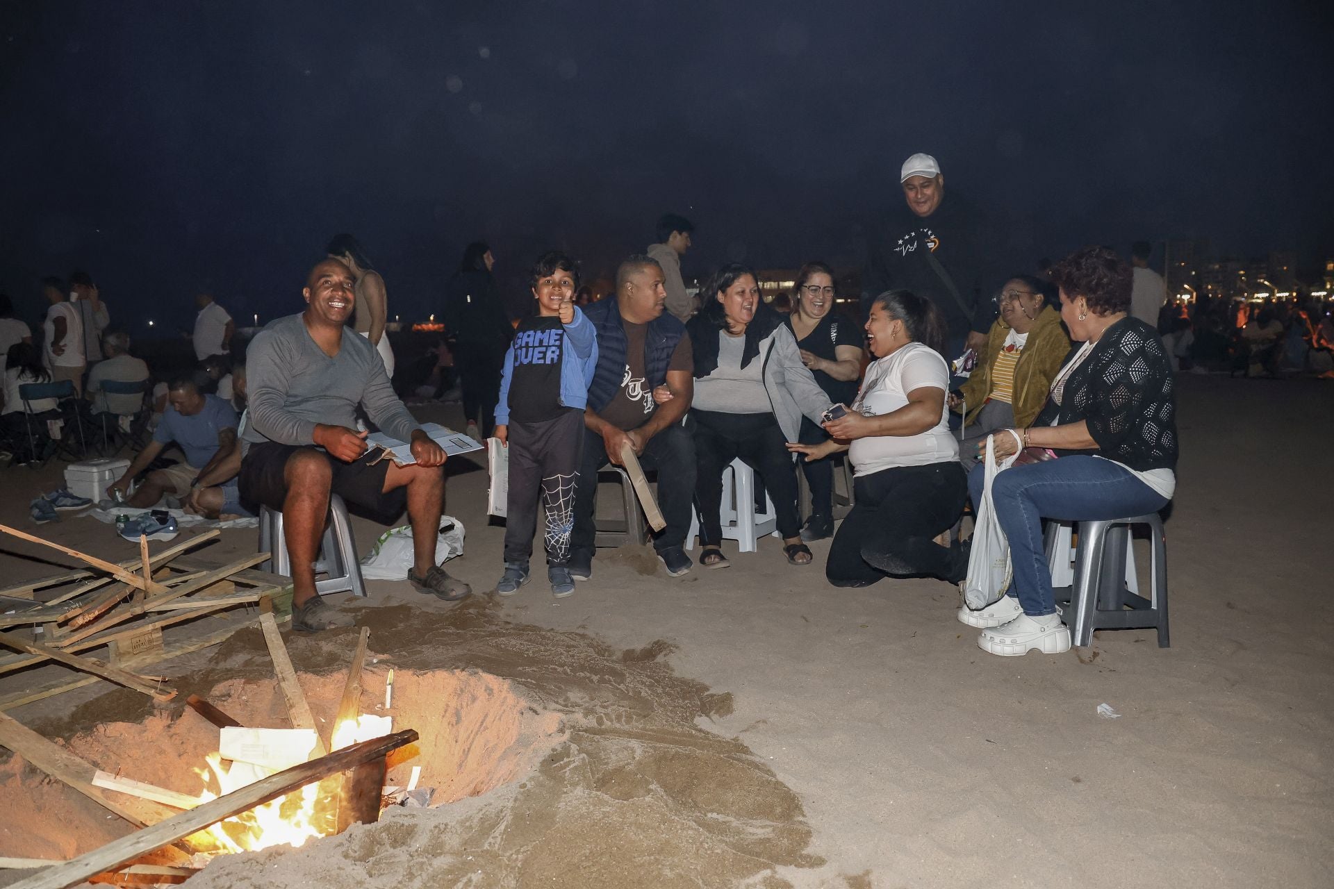 El fuego purifica Gijón en la noche de San Juan