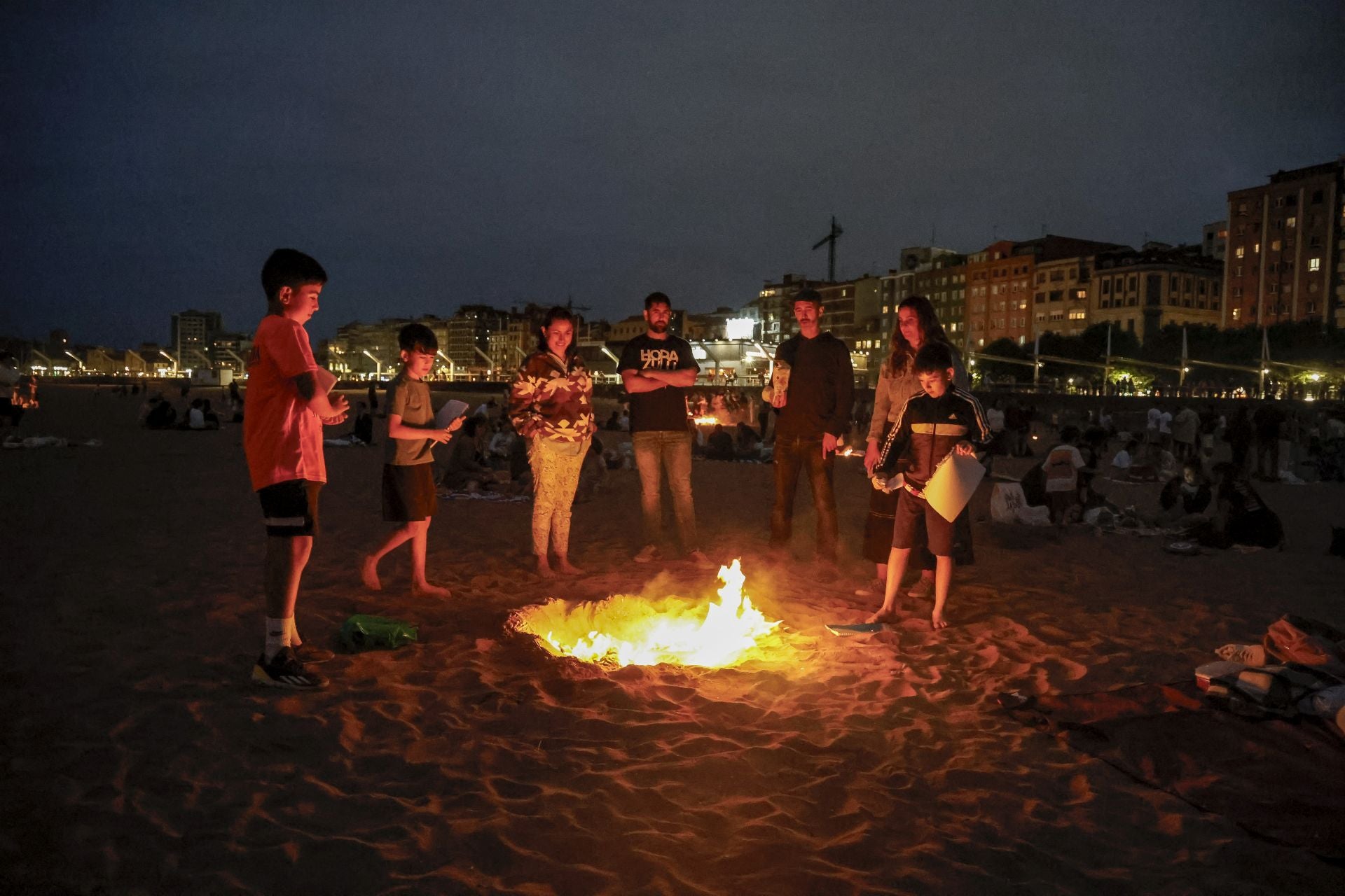 El fuego purifica Gijón en la noche de San Juan