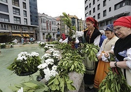 La fuente de Pelayo de Gijón volverá a enramarse hoy junto a las demás de la ciudad y de la zona rural.