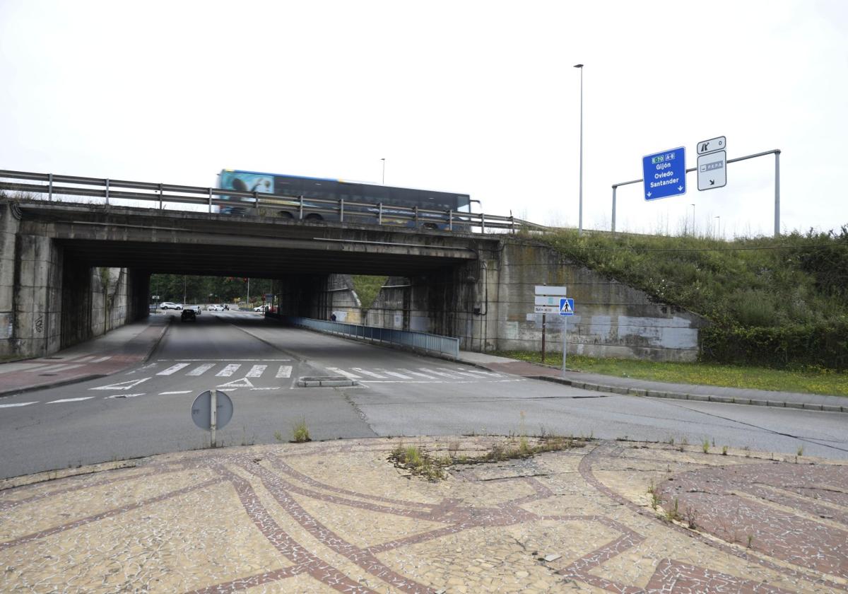 Acceso a Llaranes desde la avenida de Gijón.