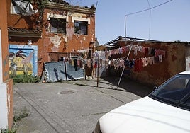 Tendales con ropa colgada en una vivienda en La Camocha.