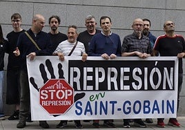 Concentración de representantes sindicales a la entrada del juzgado.