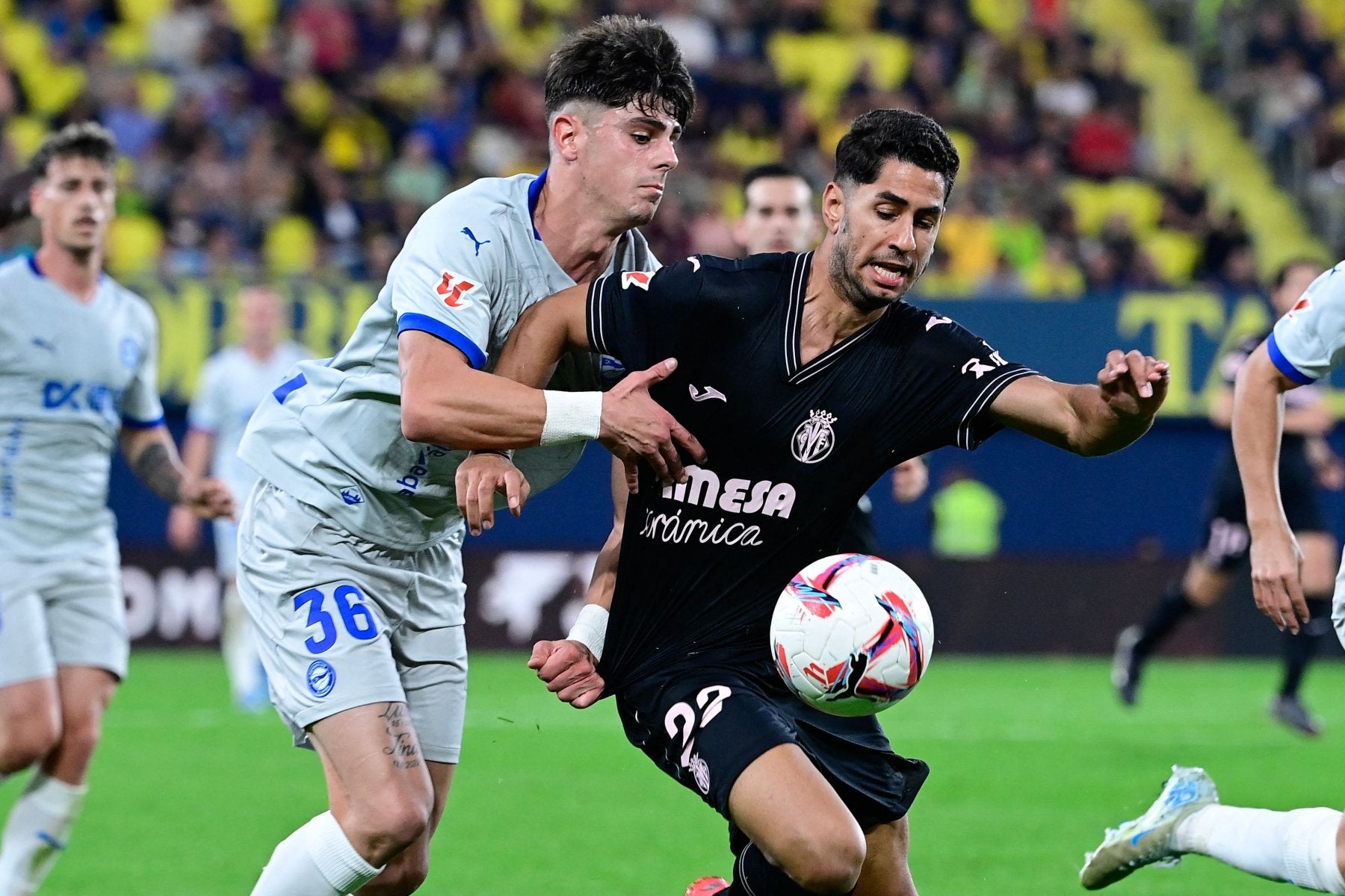 Adrián Pica, en una acción defensiva con el delantero del Villarreal Ayoze.