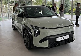 El nuevo Kia EV3 mide 4,30 metros de largo y con la batería grande puede alcanzar una potencia equivalente a 204 CV .