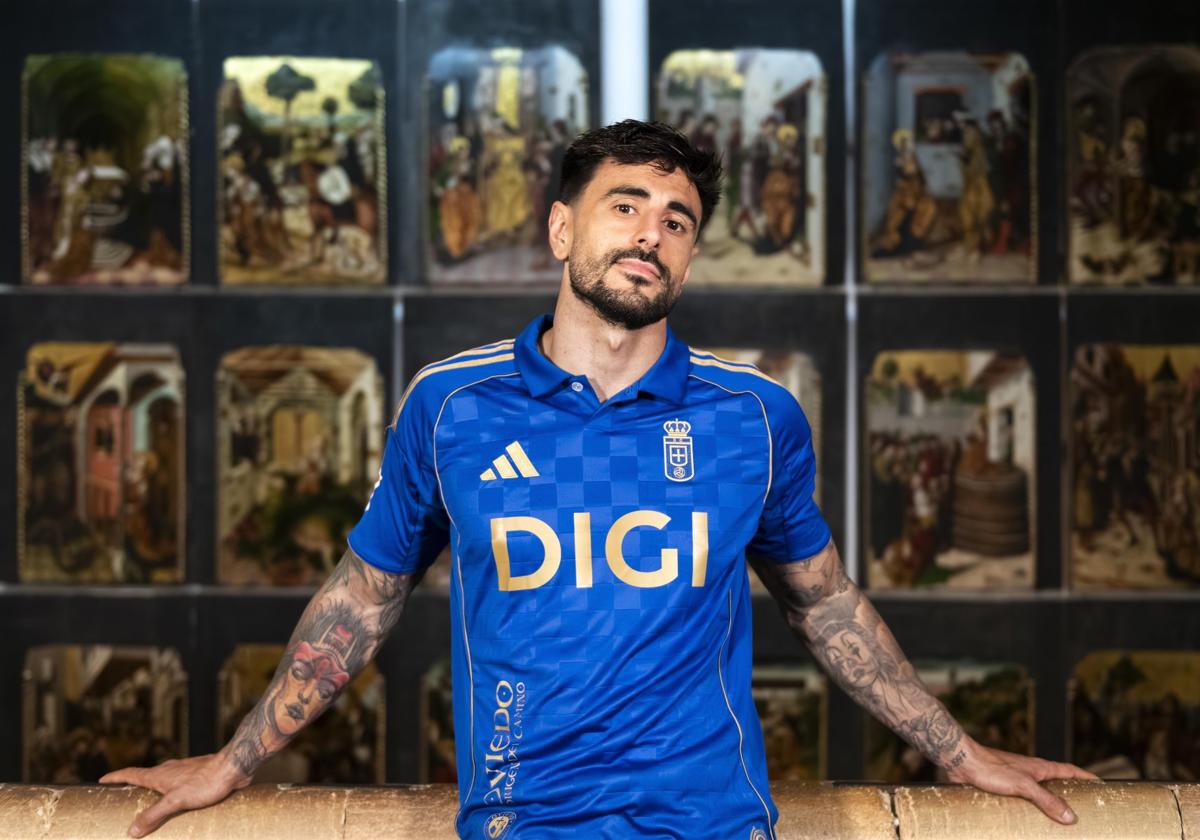 El defensa David Costas posa con la nueva camiseta que el equipo lucirá la próxima temporada en Primera División.