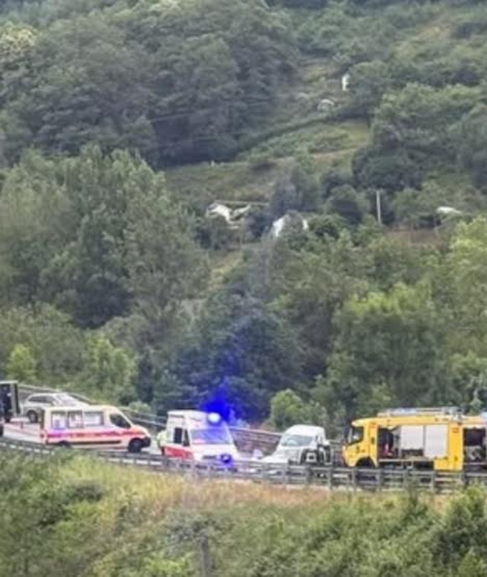 Imagen secundaria 2 - Dos heridos graves en un accidente en el corredor del Nalón, en Blimea