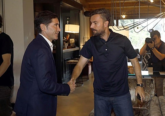 Rubén Albés, a la derecha, saluda a Marcelino García Toral.