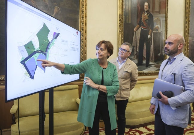 La alcaldesa, durante la presentación de los planes para el concurso de ideas de la playa verde.