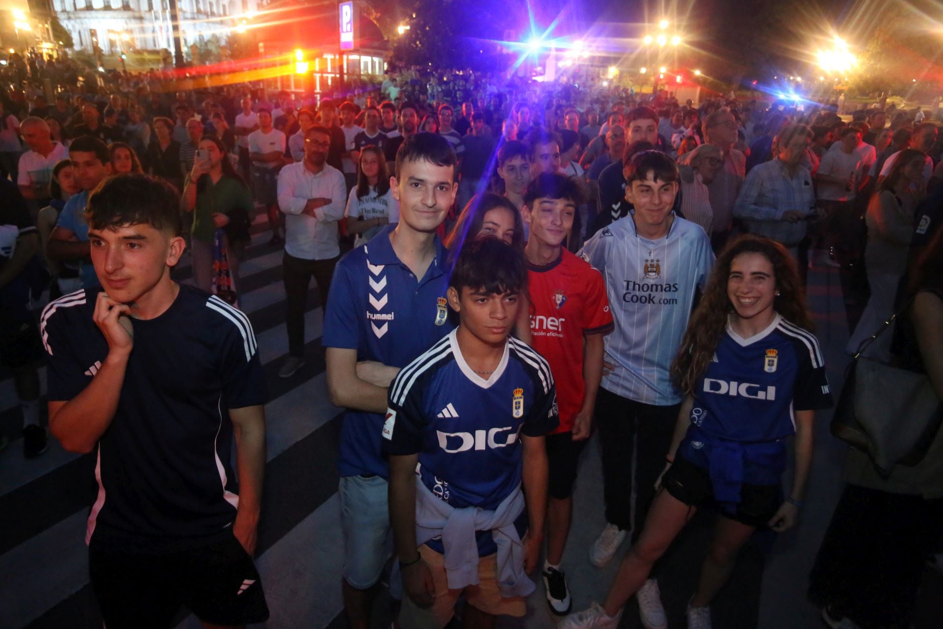 Las imágenes de la presentación de la nueva camiseta del Real Oviedo