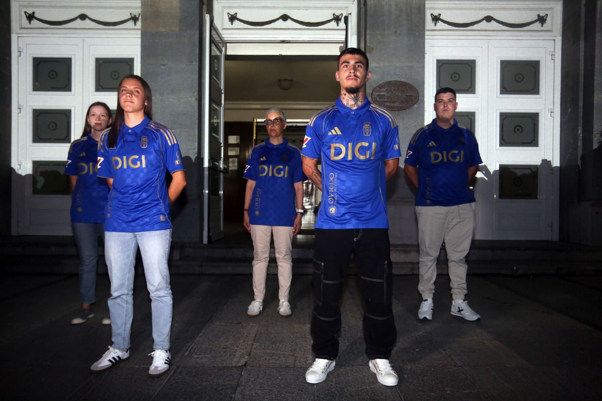 Las imágenes de la presentación de la nueva camiseta del Real Oviedo