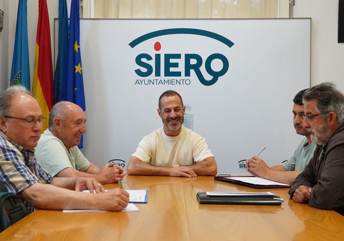 Ángel García, Javier Rodríguez y los representantes de la plataforma vecinal en contra del campo de tiro de Valdesoto.