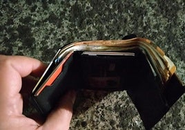 La cartera encontrada con el dinero.