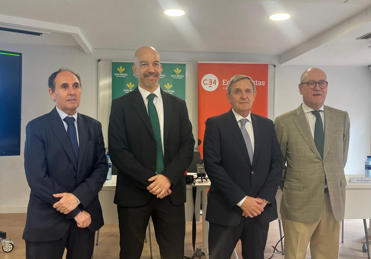 Amalio Miralles, socio del Grupo Lener; Mariano Espín, director comercial de Caja Rural de Asturias; Abel Fernández, decano del Colegio de Economistas de Asturias y Santiago Álvarez, coordinador del Económetro y vocal del Colegio de Economistas de Asturias.
