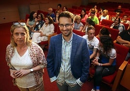Maribel Díaz y Javier Palomares en la presentación del videoclip, en Oviedo.