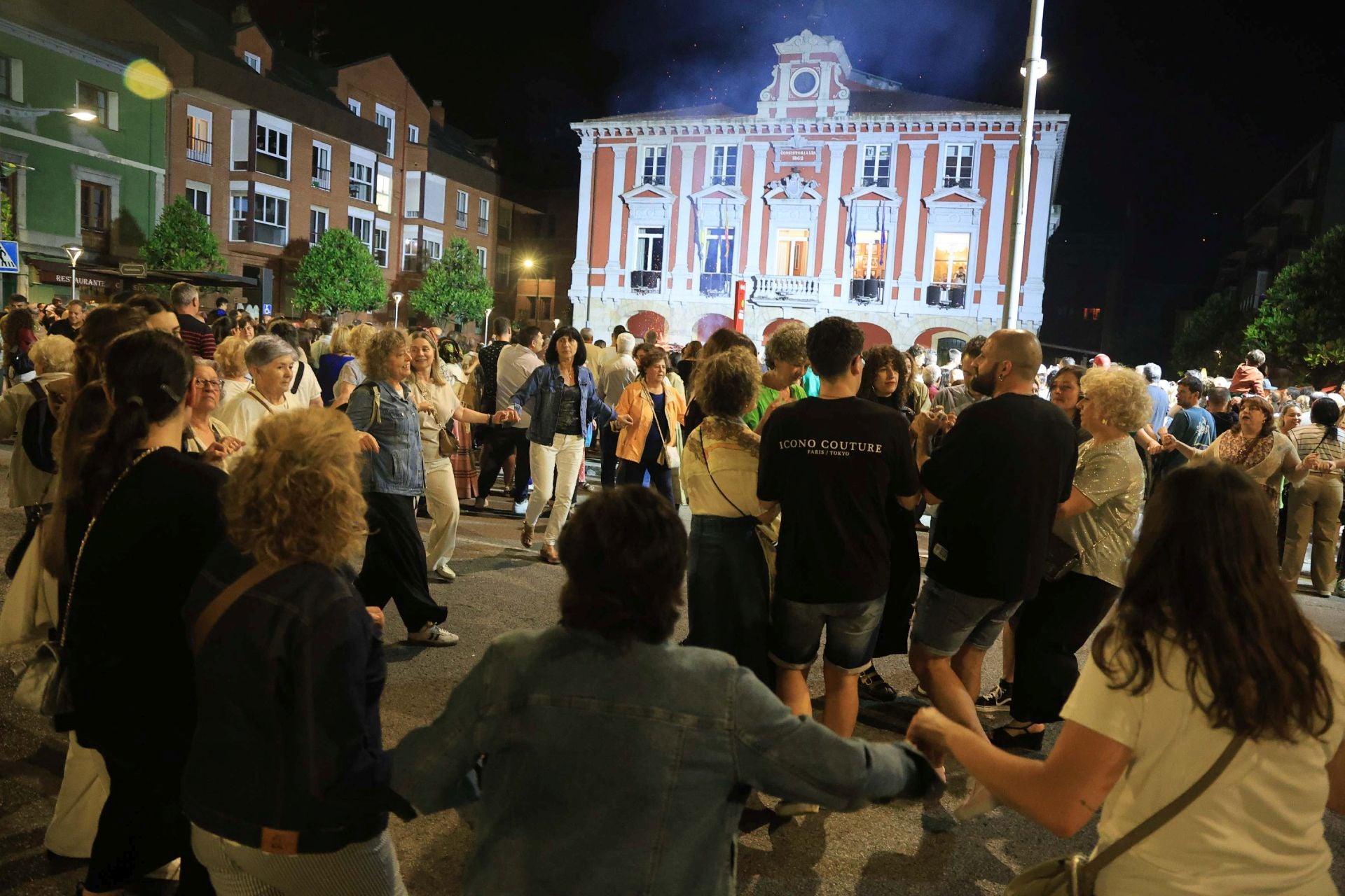 El fuego ilumina la gran noche de Mieres
